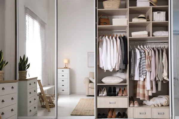 Armoire Placard Avec Différents Vêtements Élégants Des Chaussures Des Trucs — Photo