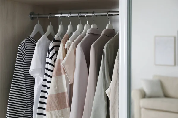 Ντουλάπα Ντουλάπα Διαφορετικά Κομψά Ρούχα Στο Δωμάτιο Closeup — Φωτογραφία Αρχείου