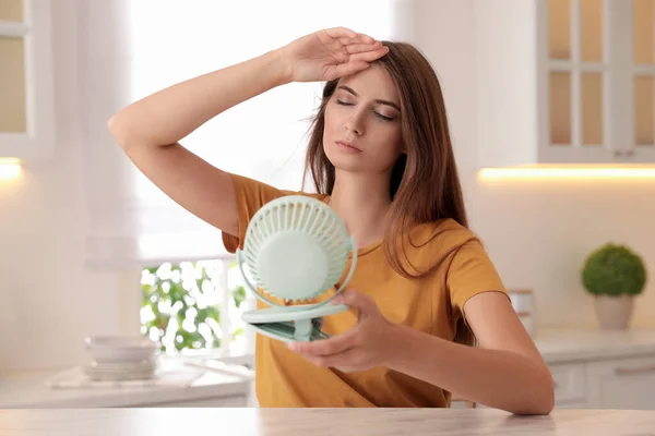 Frau Mit Tragbarem Ventilator Tisch Der Küche Sommerhitze — Stockfoto