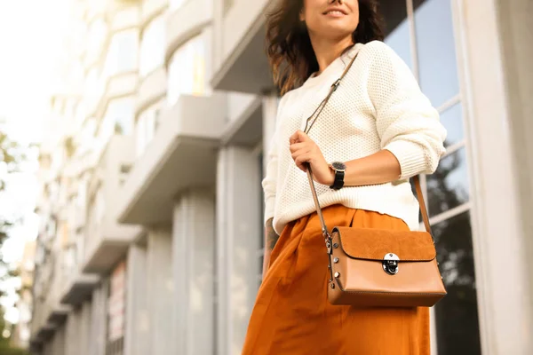 Jovem Mulher Com Saco Marrom Elegante Rua Cidade Close — Fotografia de Stock