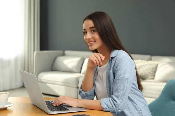 Молодая Женщина Использует Ноутбук Поиска Деревянным Столом Гостиной — стоковое фото