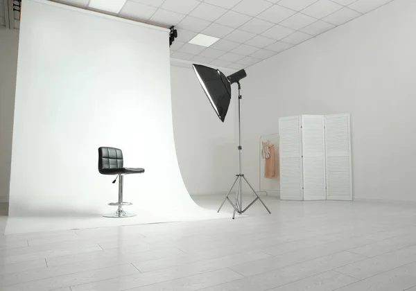 Modern Sandalye Profesyonel Işıklandırma Ekipmanlarıyla Fotoğraf Stüdyosu Içi — Stok fotoğraf