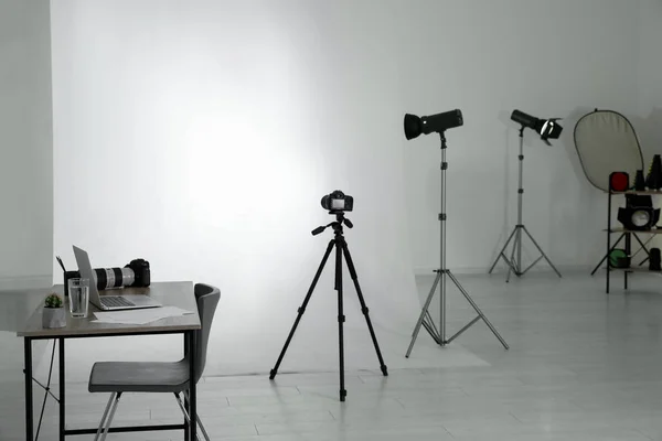 Interior Del Estudio Fotográfico Con Conjunto Equipos Profesionales Lugar Trabajo — Foto de Stock