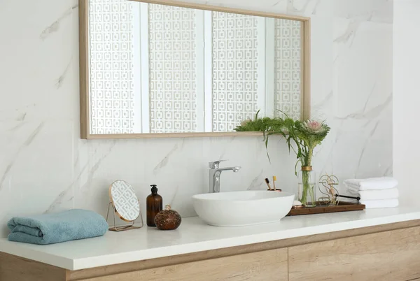 Interior Del Cuarto Baño Moderno Con Espejo Elegante Fregadero — Foto de Stock