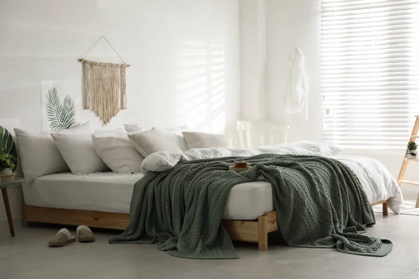 Comfortabel Bed Met Warm Gebreide Ruitjes Stijlvol Interieur — Stockfoto