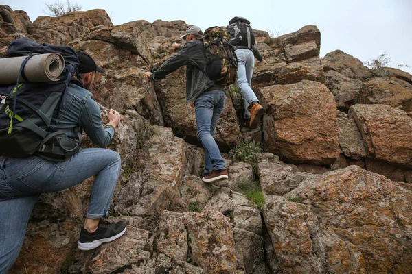 Groep Wandelaars Met Rugzakken Die Bergbeklimmen — Stockfoto