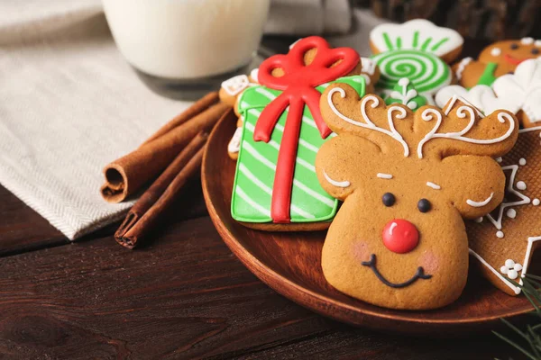 Placa Con Sabrosas Galletas Navidad Mesa Madera Primer Plano —  Fotos de Stock