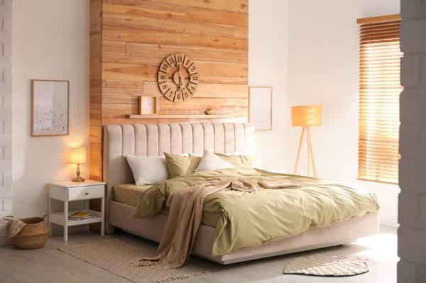 Comfortable Bed New Pistachio Linens Modern Room Interior — Stock Photo, Image