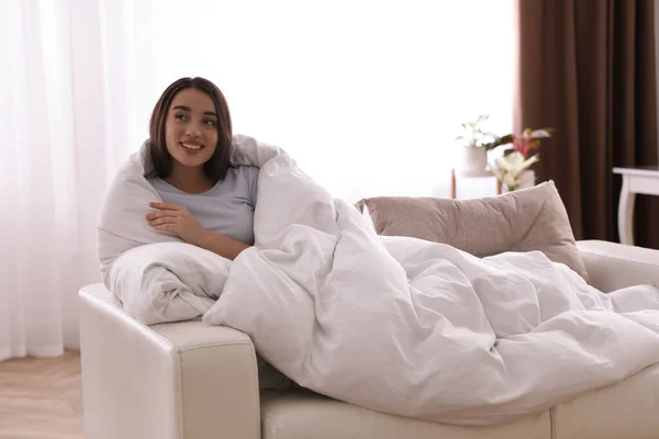 毛布に覆われた女性はソファの上で休み テキストのためのスペース — ストック写真