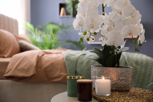 Schöne Weiße Orchideen Und Kerzen Auf Dem Tisch Schlafzimmer Platz — Stockfoto