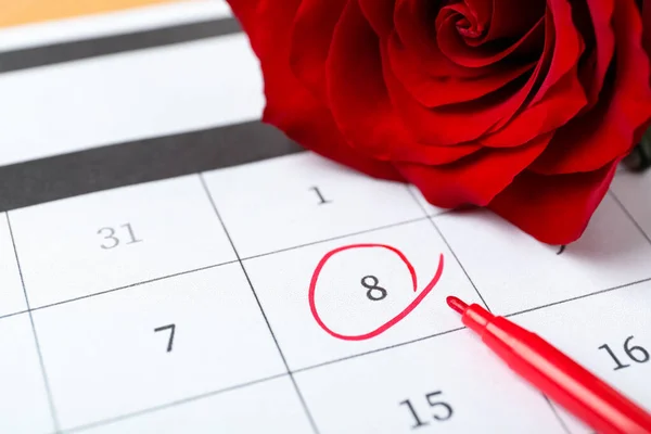 Τριαντάφυλλο Και Κόκκινο Σημάδι Στο Ημερολόγιο Κοντά Στην Ημερομηνία Μαρτίου — Φωτογραφία Αρχείου