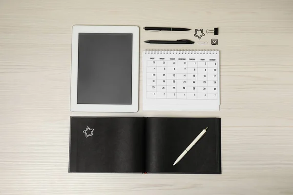 Calendario Cuaderno Tableta Papelería Mesa Madera Puesta Plana — Foto de Stock
