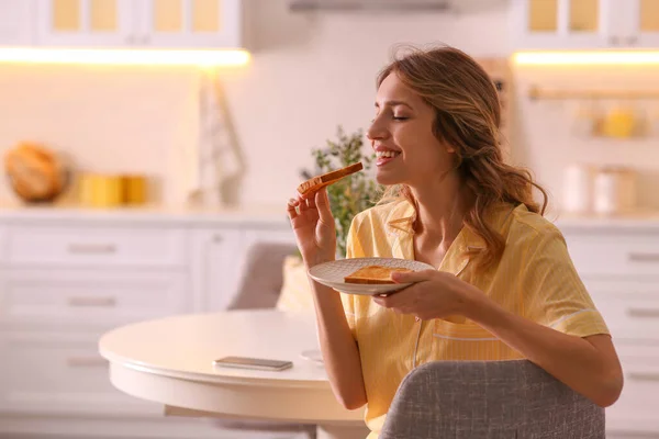 Schöne Junge Frau Beim Frühstück Der Küche Wochenendmorgen — Stockfoto