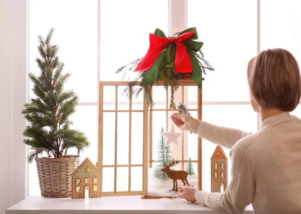 Pencerenin Pervazında Klasik Ahşap Fenerin Içinde Noel Kompozisyonu Yaratan Kadın — Stok fotoğraf