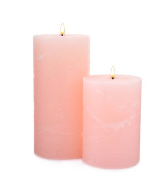 Beyaz arkaplanda pembe mum yakılıyor