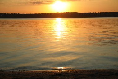 Nehir kenarında güzel bir gün batımı manzarası.