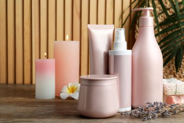 Ahşap masada saç bakım kozmetik ürünleri.