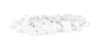 Beyaz arka planda bir sürü hap var. Tıbbi tedavi