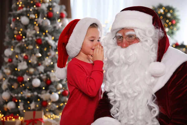 Holčička Šeptá Santa Clausovi Ucha Poblíž Vánočního Stromečku — Stock fotografie