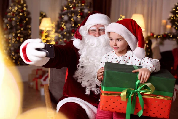 Noel Baba Küçük Kız Noel Için Dekore Edilmiş Odada Selfie Stok Resim