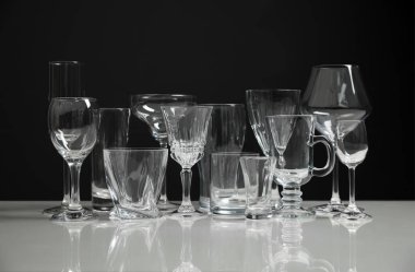 Siyah arkaplana karşı beyaz masadaki çubuk cam eşyalar