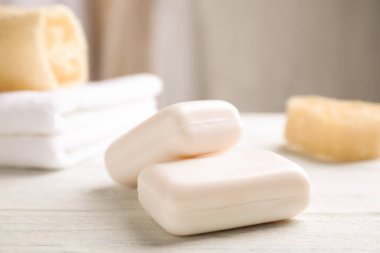 Beyaz ahşap masadaki sabun çubukları. Kişisel temizlik.