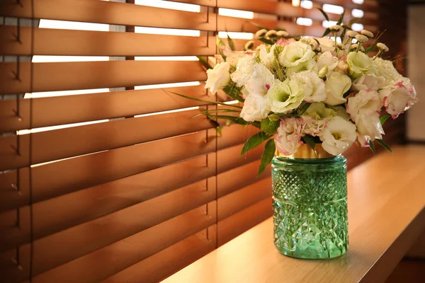 Bouquet Belles Fleurs Sur Rebord Fenêtre Dans Chambre Espace Pour — Photo