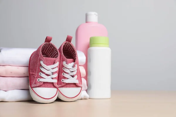 Babybekleidung Schuhe Und Accessoires Auf Einem Holztisch Raum Für Text — Stockfoto