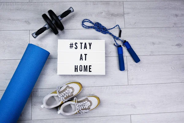 Sportgeräte Und Sprechblase Mit Hashtag Stay Home Auf Bunten Yogamatten — Stockfoto