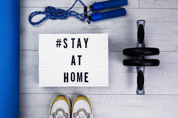 Sportgeräte Und Sprechblase Mit Hashtag Stay Home Auf Bunten Yogamatten — Stockfoto