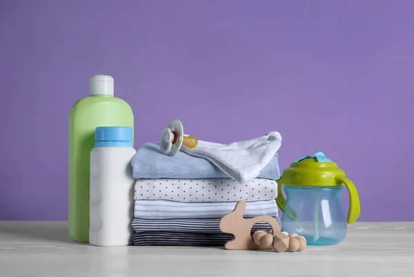 Kinderaccessoires Een Stapel Kleding Een Witte Houten Tafel — Stockfoto