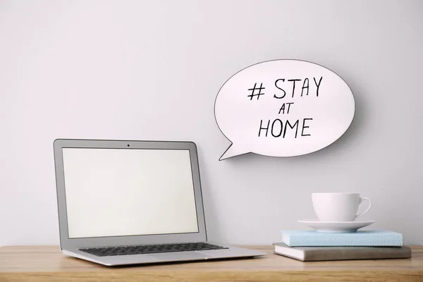 Laptop Tasse Und Sprechblase Mit Dem Hashtag Stay Home Drinnen — Stockfoto