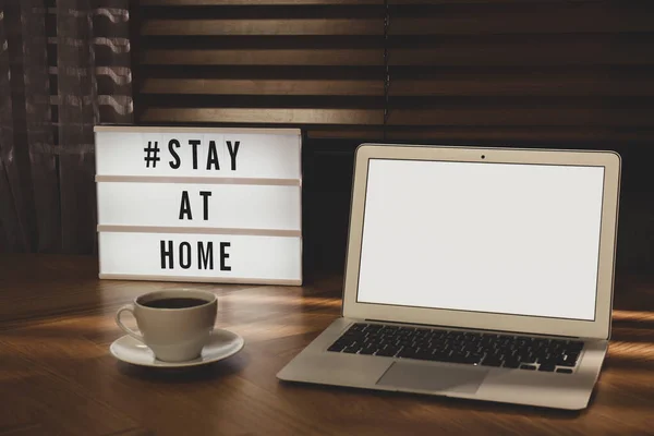 Laptop Kaffeetasse Und Leuchtkasten Mit Dem Hashtag Stay Home Auf — Stockfoto