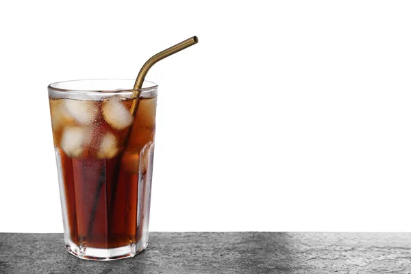 Smaklig Cola Med Isbitar Och Halm Grått Bord Mot Vit — Stockfoto