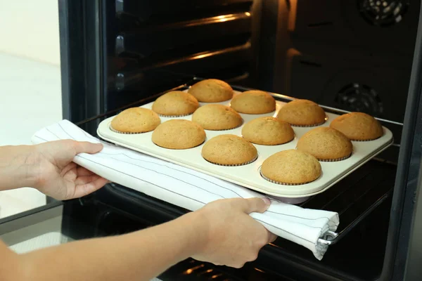 Mujer Sacando Magdalenas Del Horno Interior Primer Plano —  Fotos de Stock