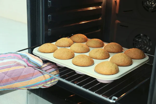 Donna Che Porta Cupcake Fuori Dal Forno Chiuso Primo Piano — Foto Stock