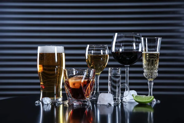Veel Verschillende Alcoholische Dranken Tafel Tegen Een Donkere Achtergrond — Stockfoto
