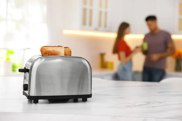 Ekmek Dilimleri Arka Planda Bulanık Bir Çiftle Modern Ekmek Kızartma — Stok fotoğraf