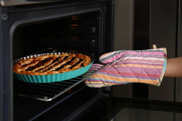 Mujer Tomando Delicioso Pastel Casero Fresco Del Horno Interior Primer —  Fotos de Stock