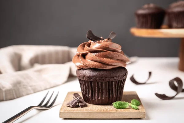 Delicioso Cupcake Decorado Con Crema Servida Sobre Mesa Blanca — Foto de Stock
