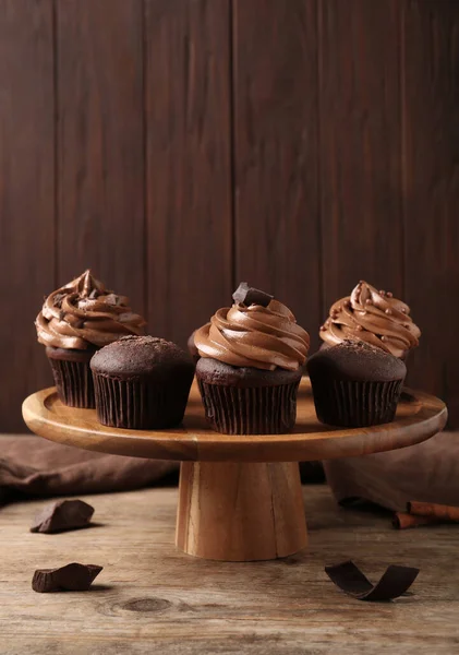 Délicieux Muffins Chocolat Cupcakes Décorés Crème Sur Table Bois — Photo