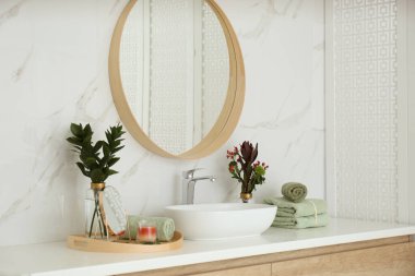 Modern banyo içinde şık bir ayna ve kap lavabosu var.