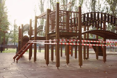 COVID-19 karantinası sırasında boş çocuk parkı kapatıldı