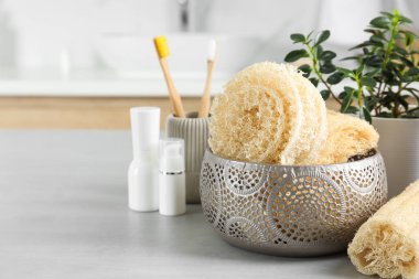 Tuvaletteki masada doğal lif süngeri. Metin için boşluk