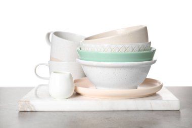 Gri masada farklı bulaşık takımı ve mermer tahta