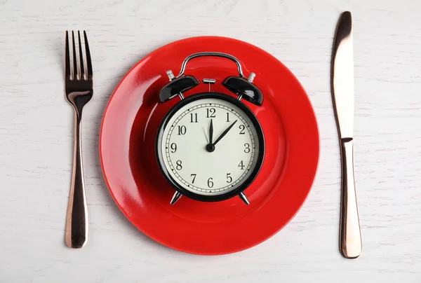 Ébresztőóra Tányér Evőeszközök Fehér Asztalon Lapos Fektetés Étrendi Rendszer — Stock Fotó