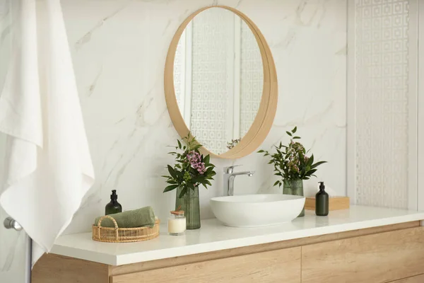 Moderno Bagno Interno Con Elegante Specchio Lavandino Nave — Foto Stock