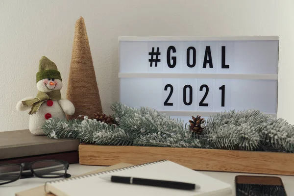 Caixa Luz Com Hashtag Objetivo 2021 Perto Notebook Mesa Objectivos — Fotografia de Stock