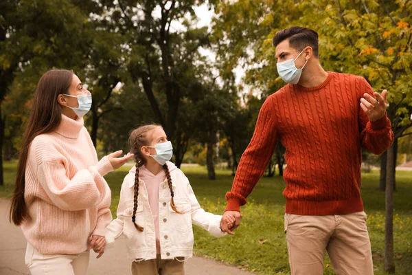 Familia Encantadora Caminando Juntos Parque Durante Pandemia Coronavirus — Foto de Stock