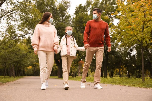 Linda Família Caminhando Juntos Parque Durante Pandemia Coronavírus — Fotografia de Stock